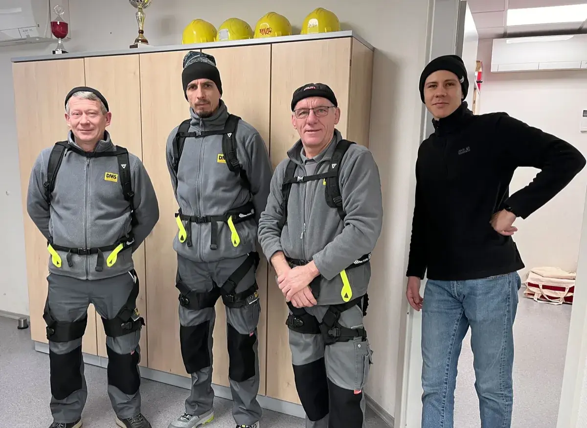 Team Max Müller Umzüge mit hTRIUS BionicBack Exoskeletten als Tragehilfe